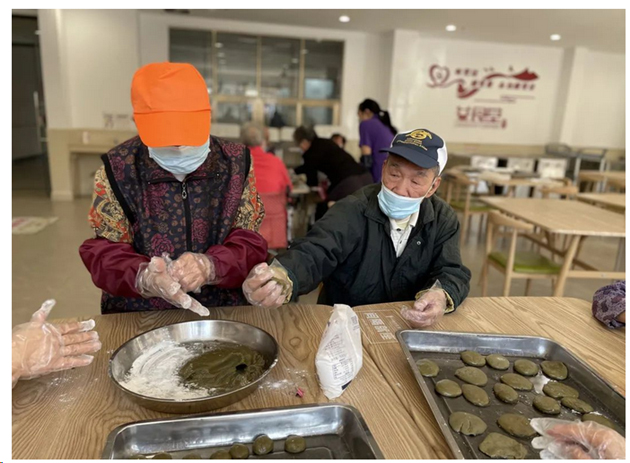 又到清明｜齐齐做传统美食“鸡屎藤饼”